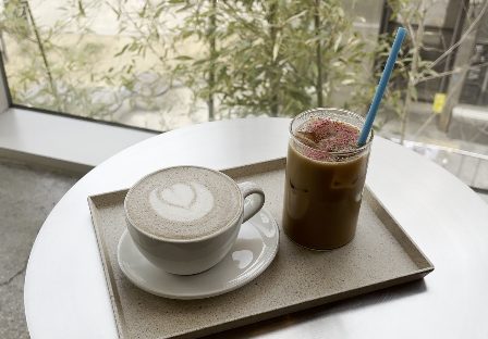 Vlog: Day 01 Seoul | Airbnb Tour, Apgujeong & Gangnam Adventures + Cherry Blossom&nbsp;Lattes