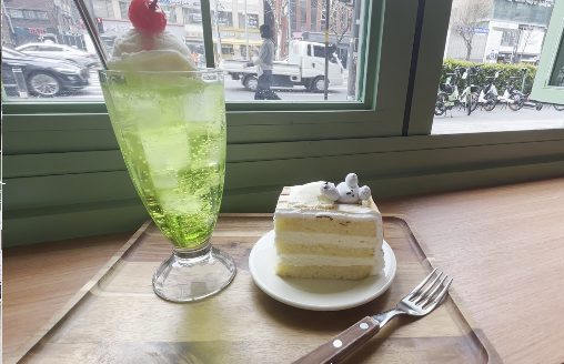 Vlog: Day 02 Seoul | I get lost in the metro, vintage café, Jjajangmyeon in&nbsp;Myeongdong!